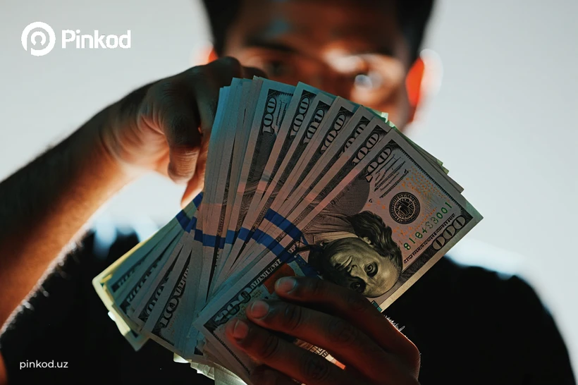 Курс доллара упал почти до 12 300 сумов: каковы причины?