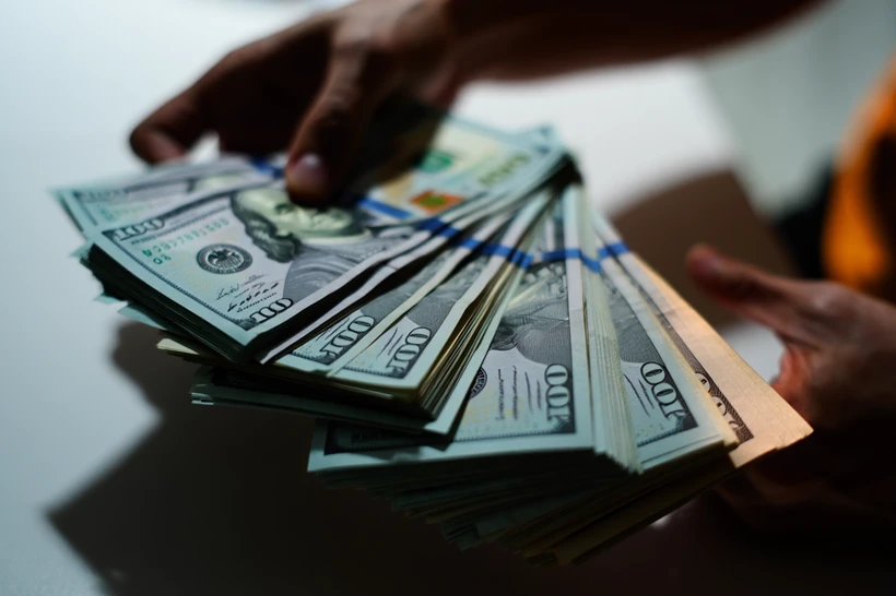 Rasmiy dollar kursi 12 400 soʻmdan pastga tushdi