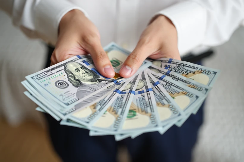 Официальный курс доллара упал ниже 12 100 сумов
