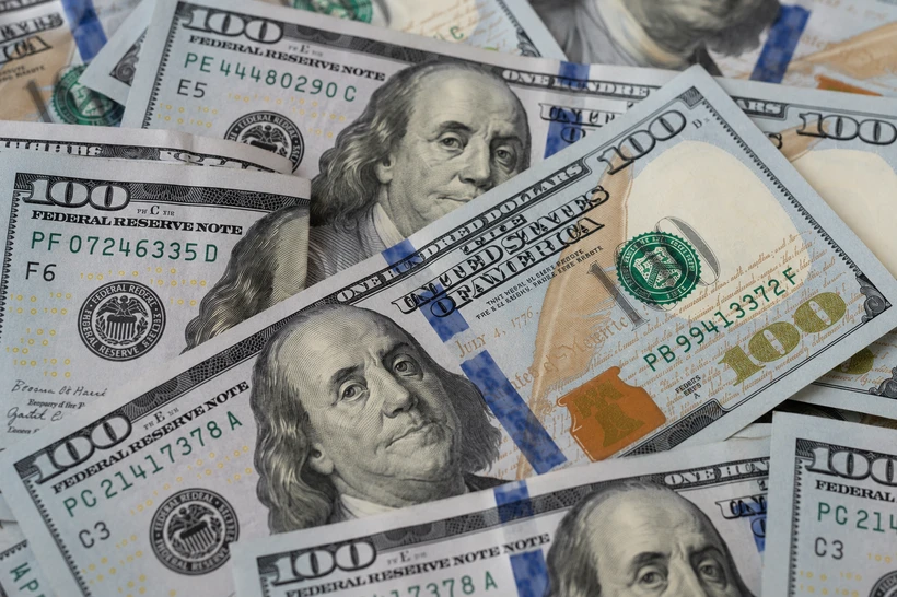 Aholi banklarga olganidan 5,5 mlrd dollar koʻproq valyuta sotdi