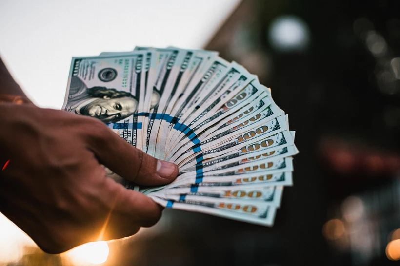 Oʻzbekistonda dollar kursi ketma-ket ikkinchi sessiyada pasayib, 12 000 soʻmdan pastga tushdi